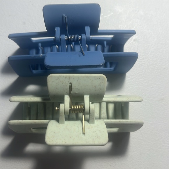 2 big matching claw clips 💜 - Picture 3 of 3